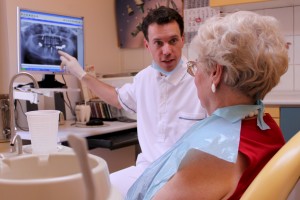 Fogorvos és páciense konzultálnak