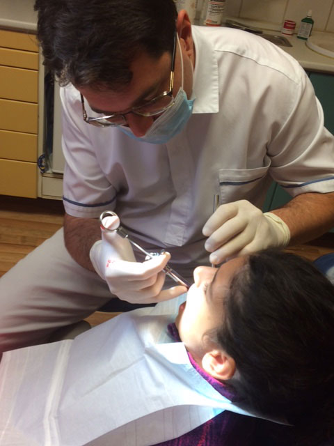 Fogászati székben egy gyermek